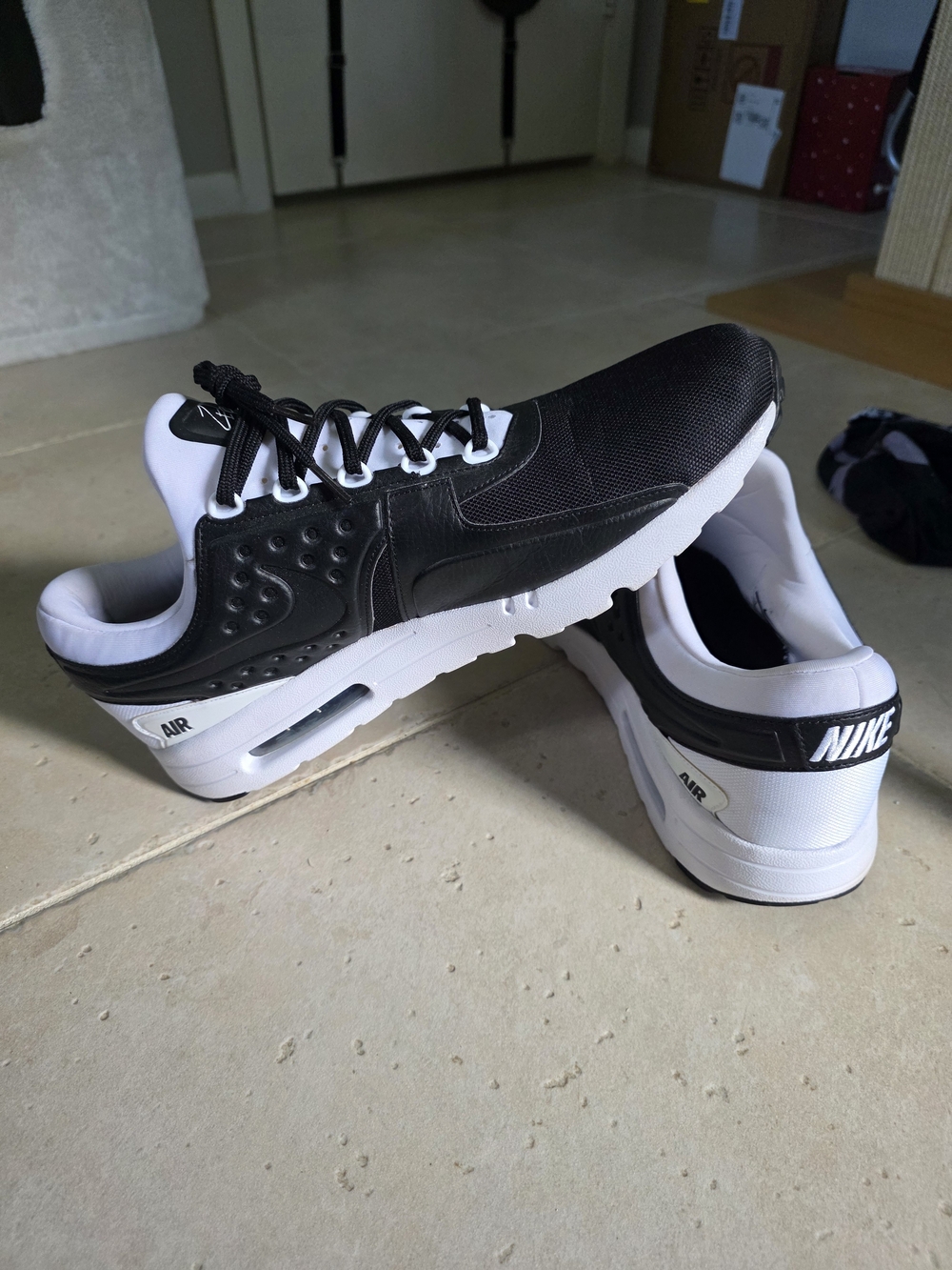 Nike Air Max Premium Men’s Black and White Low-Top Sneakers
